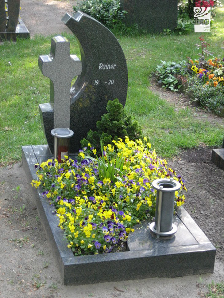 Grabmale Hannover, Grabsteine Garbsen und Naturstein Seelze - Steinmetz Hannover fertigt aus Naturstein wunderschöne Skulpturen und mehr.